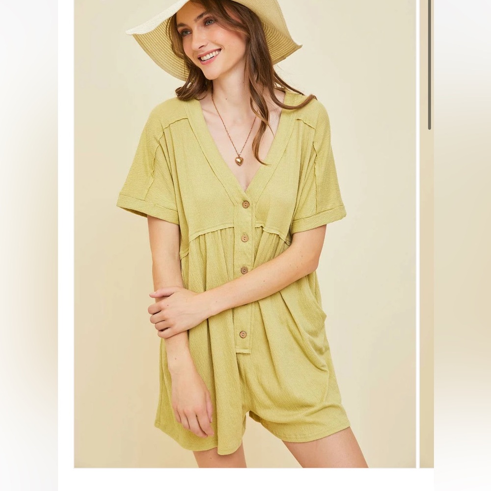 NWT flowy Green romper 💚💚💚